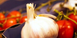 Jak układać główkę noworodka do snu?