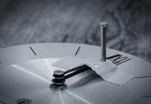 Jak przykleić ułożone puzzle?