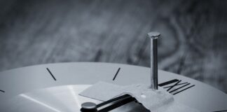 Jak przykleić ułożone puzzle?