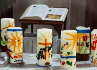 Kto siedzi przy stole przy dziecku komunijnym?