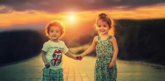 Czym bawią się 4 letni chłopiec?