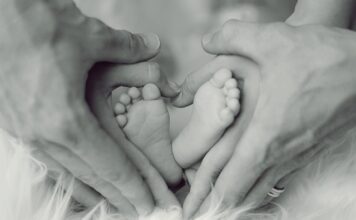 Czym okrywać niemowlę do snu?